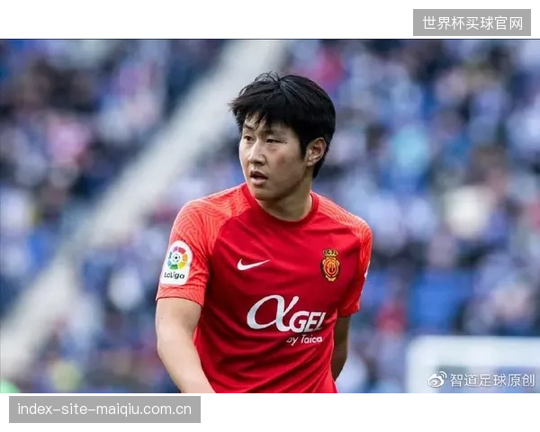 李刚仁坐镇中场组织，他的传球是韩国队进攻战术的关键。